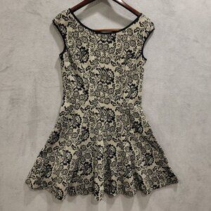 Maggy‎ London Women's Dress Stylish Floral Skater Fit and Flare Dress Size 8